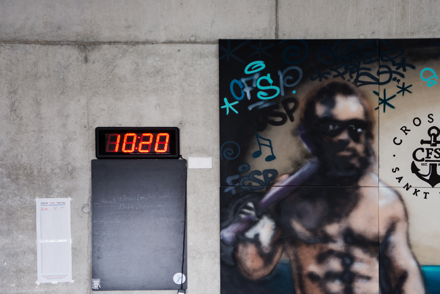 Crossfitbox mit Geräten, Hanteln, Boxen und Gewichten , Anzeigetafel und Graffiti