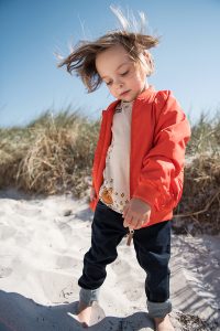 Nachhaltige Kindermode am Strand Modefotografie Hamburg