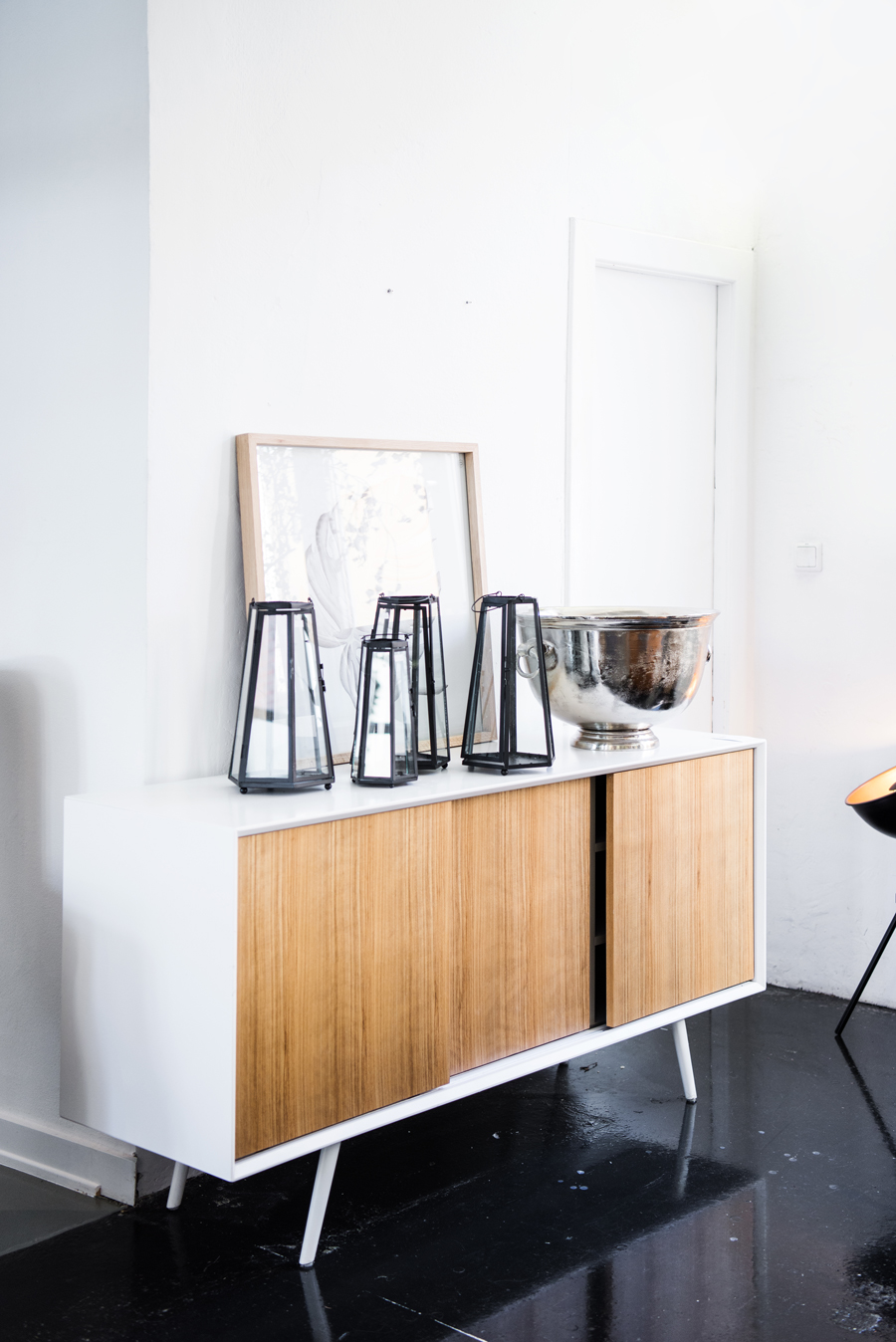 Interiorfotografie Sideboard in Hamburg skandinavisch schlicht hell mit Brauntönen und Industrialelementen