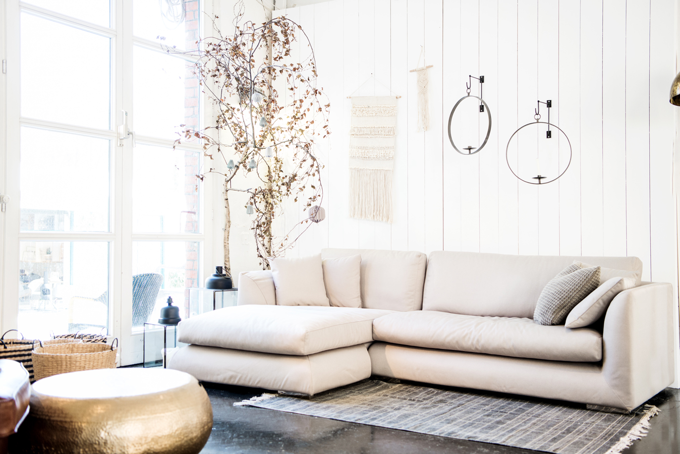 Interiorfotografie Wohnzimmer in Hamburg skandinavisch schlicht hell mit Brauntönen und Industrialelementen