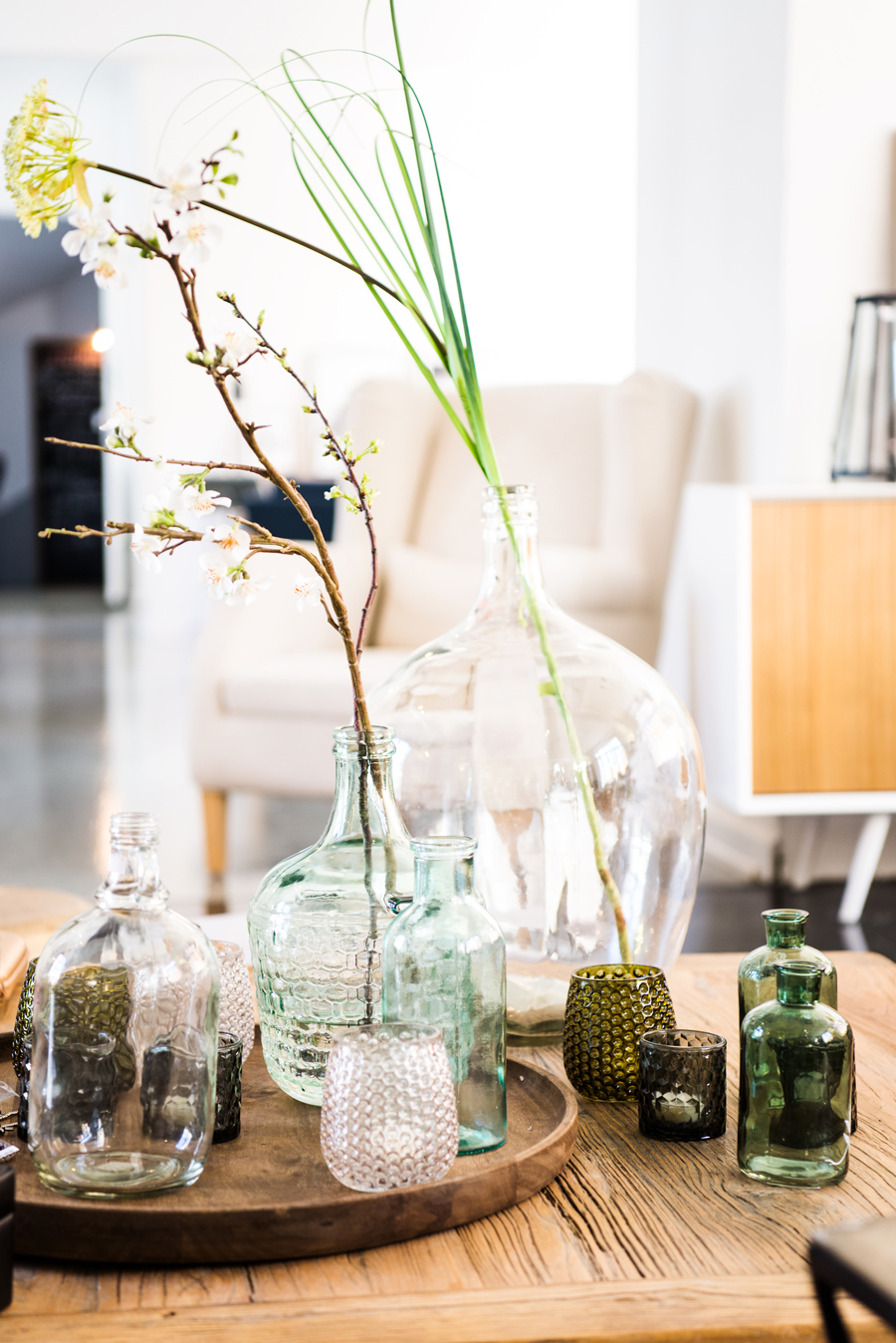 Interiorfotografie in Hamburg skandinavisch schlicht hell mit Brauntönen und Industrialelementen Blumenvasen und Kerzen auf einem Tablett