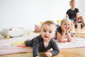 Kinder spielen mit Kissen und Teppichen in einer Altbauwohnung Interiorfotografie Hamburg