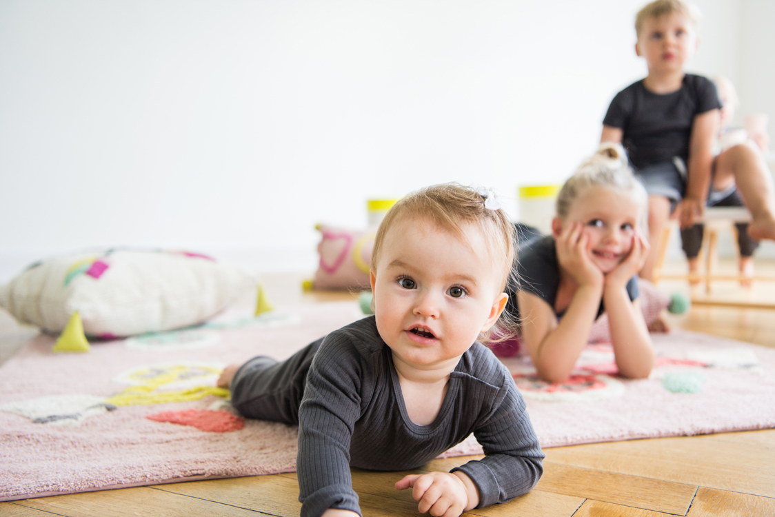 Kinder spielen mit Kissen und Teppichen in einer Altbauwohnung Interiorfotografie Hamburg