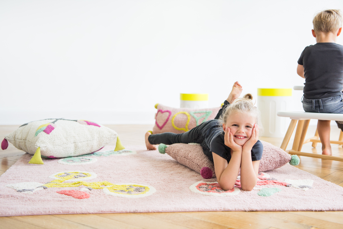 Kinder spielen mit Kissen und Teppichen in einer Altbauwohnung Interiorfotografie Hamburg