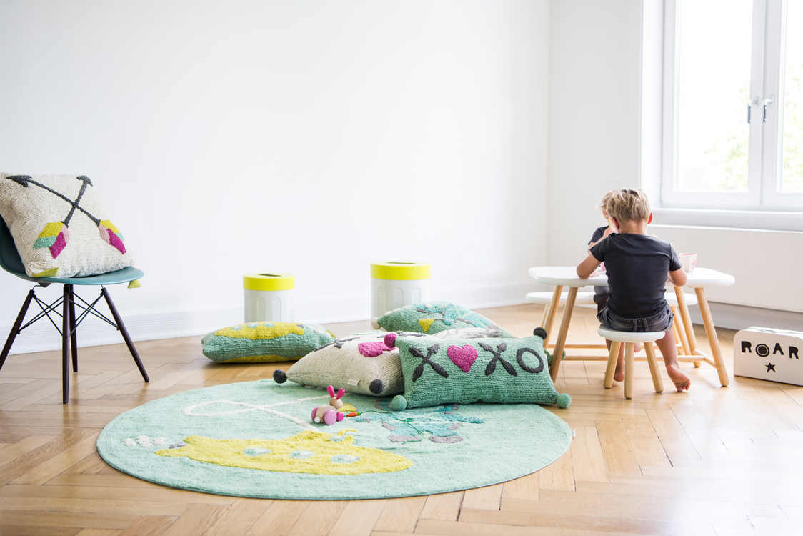 Kinder spielen mit Kissen und Teppichen in einer Altbauwohnung Interiorfotografie Hamburg