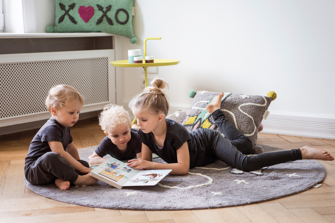 Kinder spielen mit Kissen und Teppichen in einer Altbauwohnung Interiorfotografie Hamburg