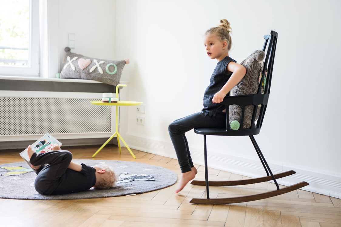 Kinder spielen mit Kissen und Teppichen in einer Altbauwohnung Interiorfotografie Hamburg
