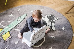 Kinder spielen mit Kissen und Teppichen in einer Altbauwohnung Interiorfotografie Hamburg
