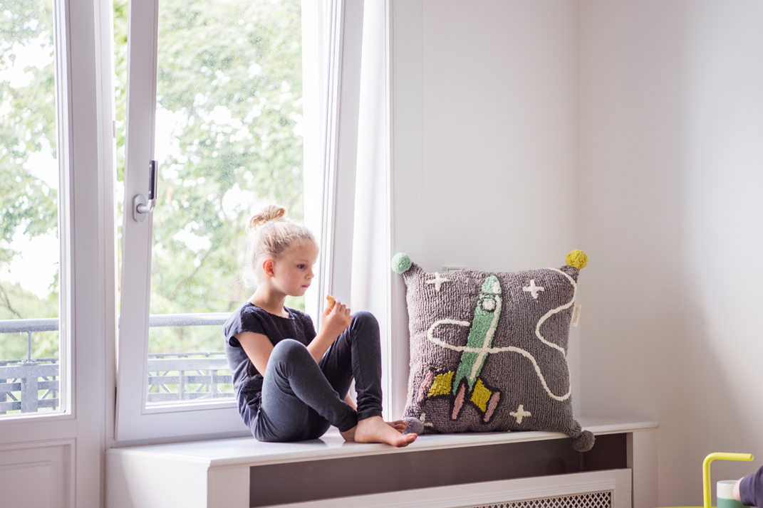 Kinder spielen mit Kissen und Teppichen in einer Altbauwohnung Interiorfotografie Hamburg