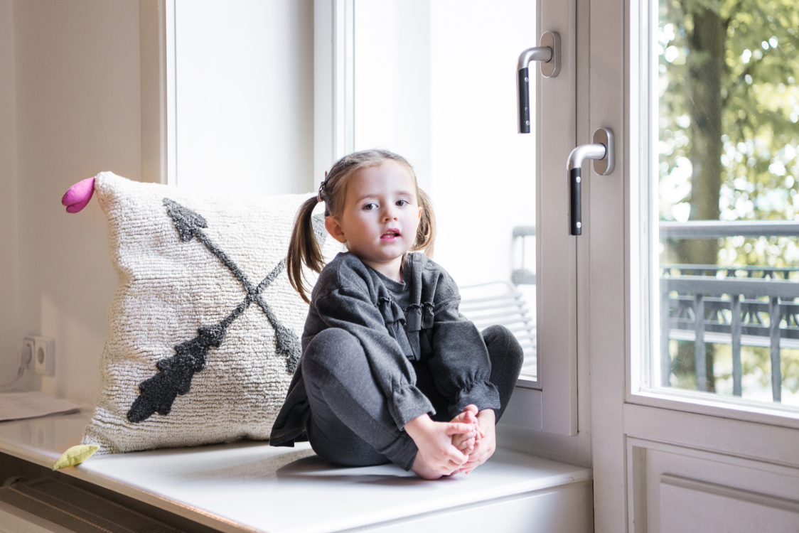Kinder spielen mit Kissen und Teppichen in einer Altbauwohnung Interiorfotografie Hamburg