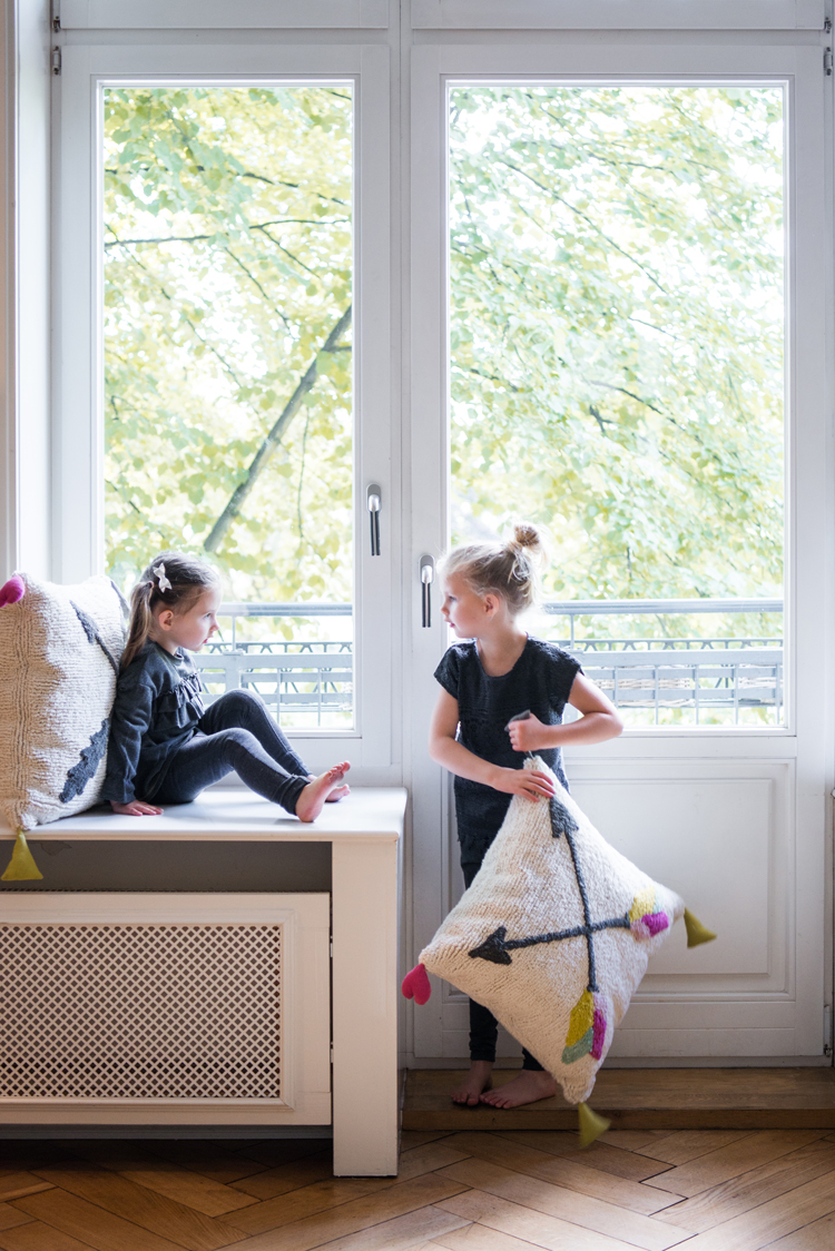 Kinder spielen mit Kissen und Teppichen in einer Altbauwohnung Interiorfotografie Hamburg