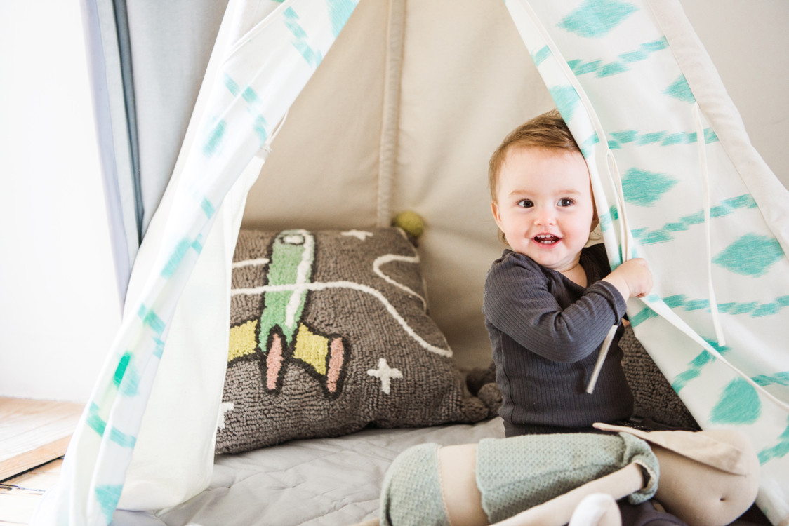 Kinder spielen mit Kissen und Teppichen in einer Altbauwohnung Interiorfotografie Hamburg