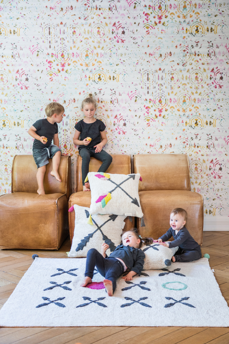 Kinder spielen mit Kissen und Teppichen in einer Altbauwohnung Interiorfotografie Hamburg