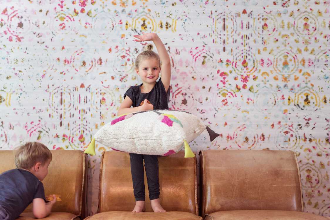 Kinder spielen mit Kissen und Teppichen in einer Altbauwohnung Interiorfotografie Hamburg