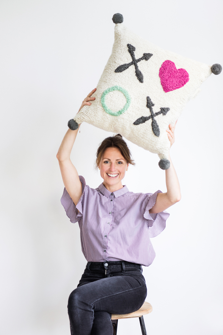 Kinder spielen mit Kissen und Teppichen in einer Altbauwohnung Interiorfotografie Hamburg