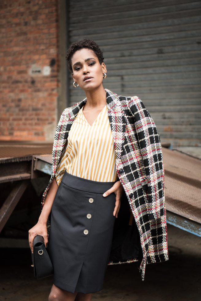 Modeaufnahmen im Herbst in Hamburg an der Oberhafenkantine mit Model