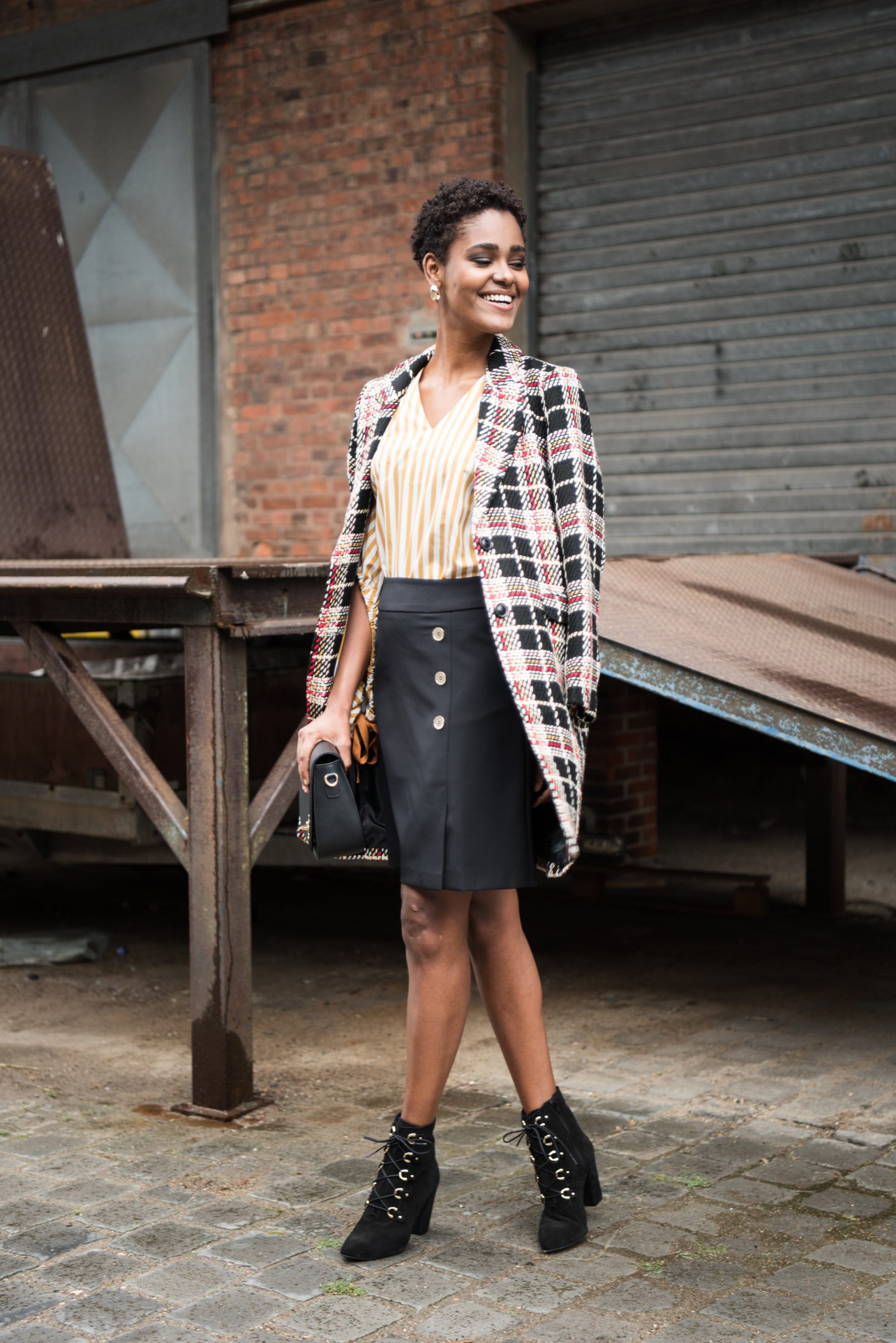 Modeaufnahmen im Herbst in Hamburg an der Oberhafenkantine mit Model