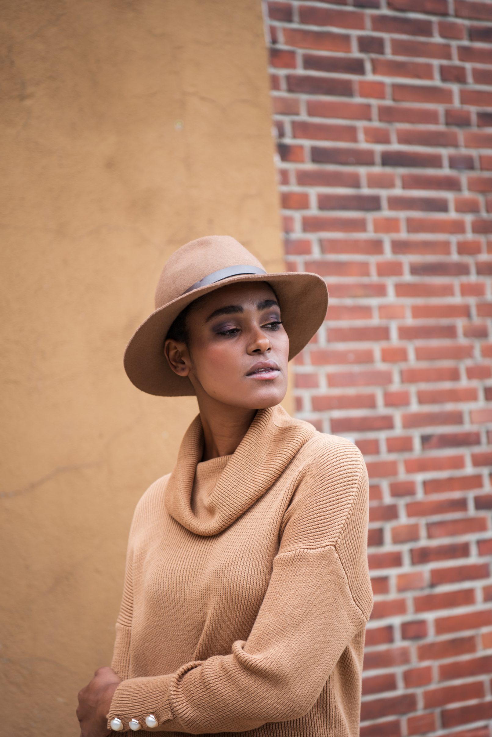 Modeaufnahmen im Herbst in Hamburg an der Oberhafenkantine mit Model