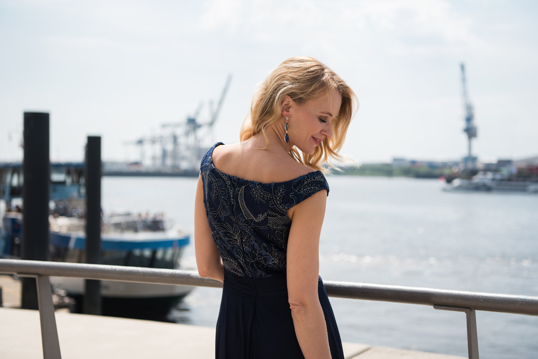 40plus 40+ model modefotografie hamburg in der Hafencity und an der Elphilarmonie