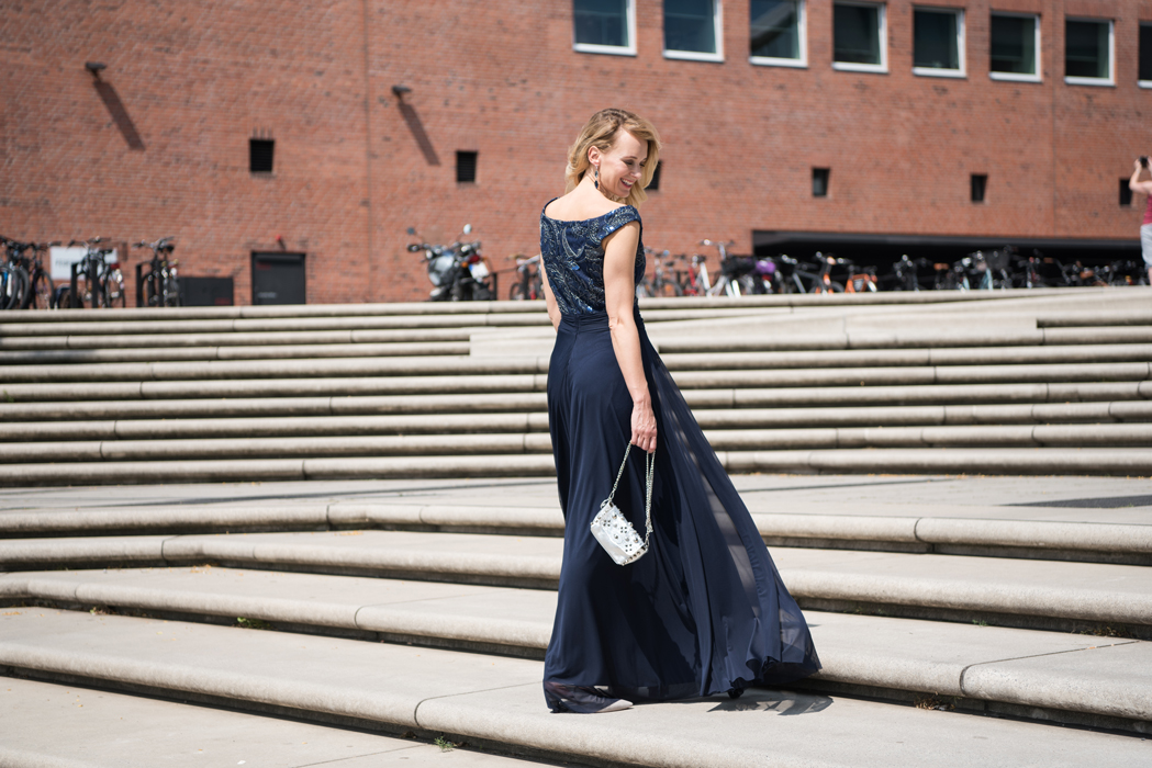 40plus 40+ model modefotografie hamburg in der Hafencity und an der Elphilarmonie