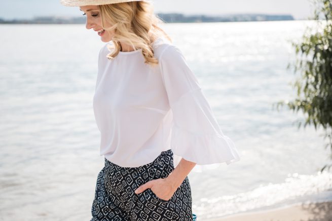 40plus 40+ model modefotografie hamburg in der Hafencity und an der Elphilarmonie am Fischmarkt und am Elbstrand