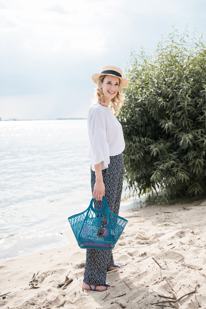 40plus 40+ model modefotografie hamburg in der Hafencity und an der Elphilarmonie am Fischmarkt und am Elbstrand