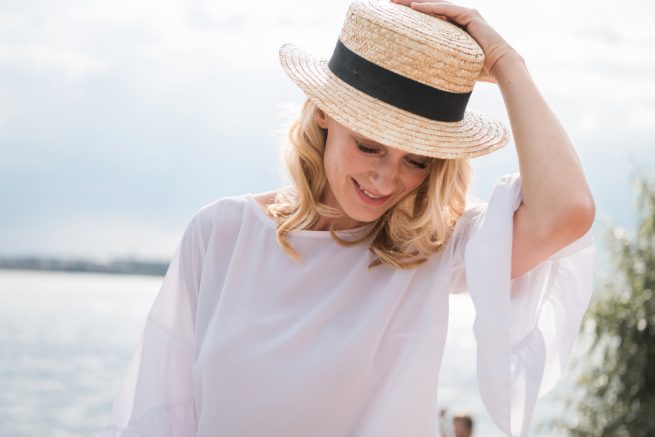 40plus 40+ model modefotografie hamburg in der Hafencity und an der Elphilarmonie am Fischmarkt und am Elbstrand