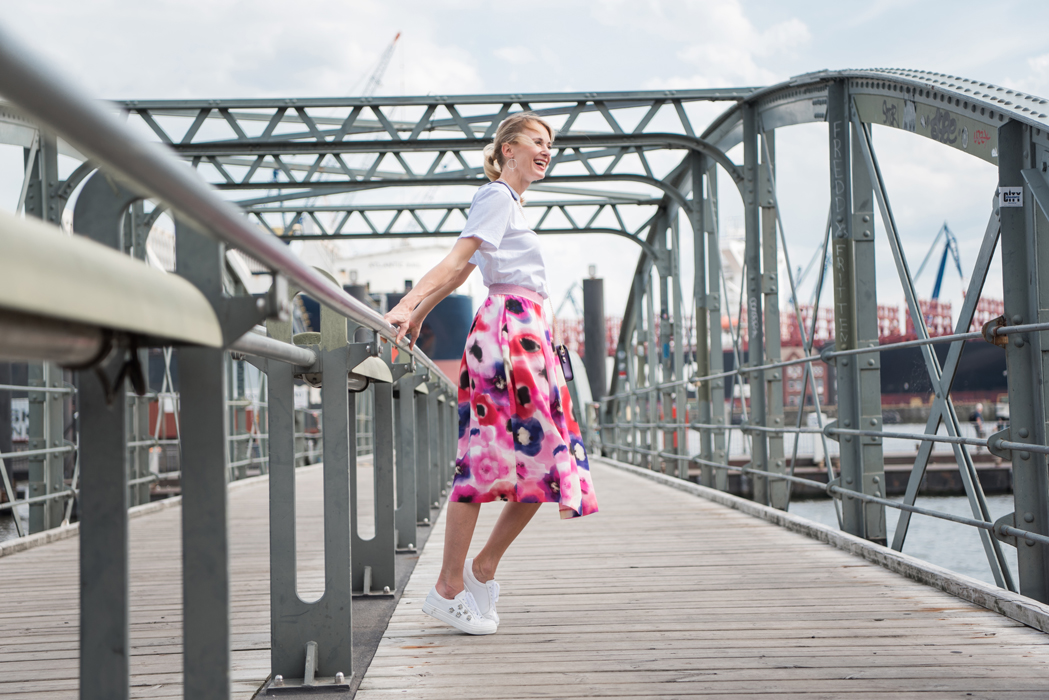 40plus 40+ model modefotografie hamburg in der Hafencity und an der Elphilarmonie am Fischmarkt und am Elbstrand