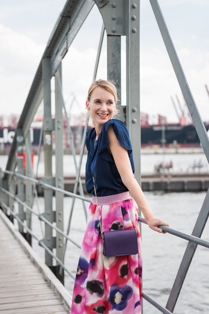 40plus 40+ model modefotografie hamburg in der Hafencity und an der Elphilarmonie am Fischmarkt und am Elbstrand