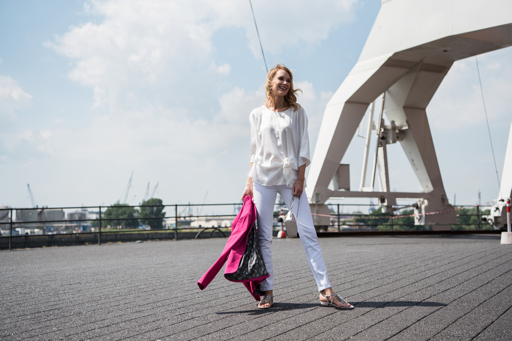 40plus 40+ model modefotografie hamburg in der Hafencity und an der Elphilarmonie am Fischmarkt und am Elbstrand