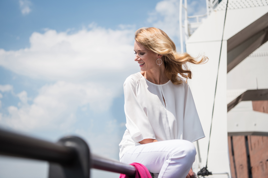 40plus 40+ model modefotografie hamburg in der Hafencity und an der Elphilarmonie am Fischmarkt und am Elbstrand