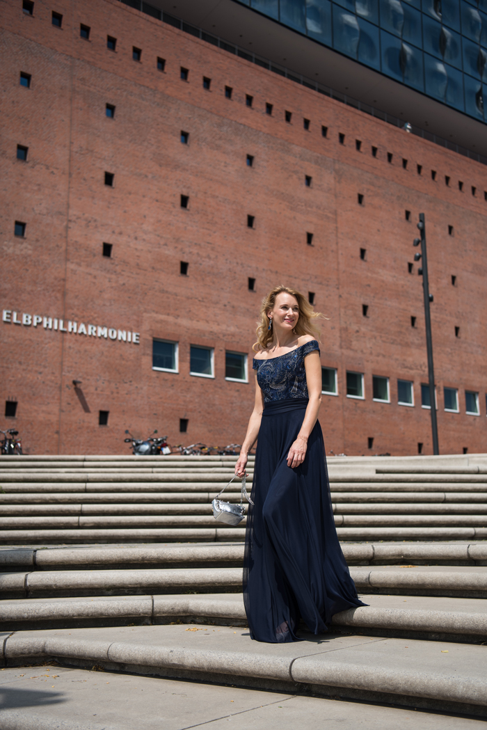 40plus 40+ model modefotografie hamburg in der Hafencity und an der Elphilarmonie