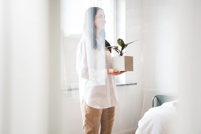 Interiorfotografie im Schlafzimmer mit natürlichen Farben im Japandi Look und Scandi