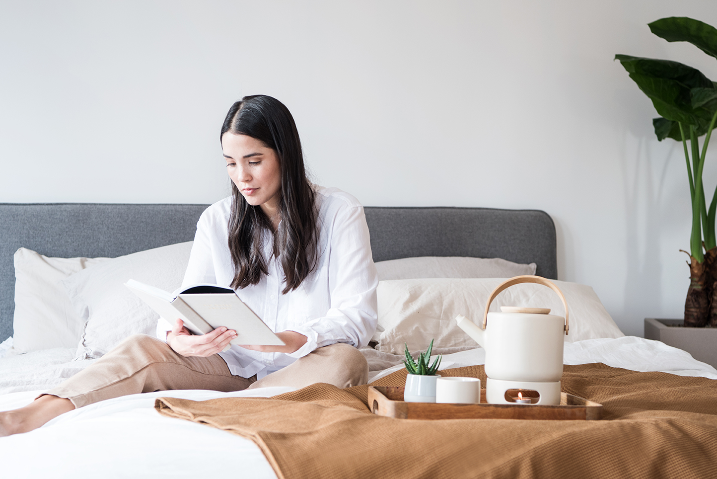 Interiorfotografie im Schlafzimmer mit natürlichen Farben im Japandi Look und Scandi
