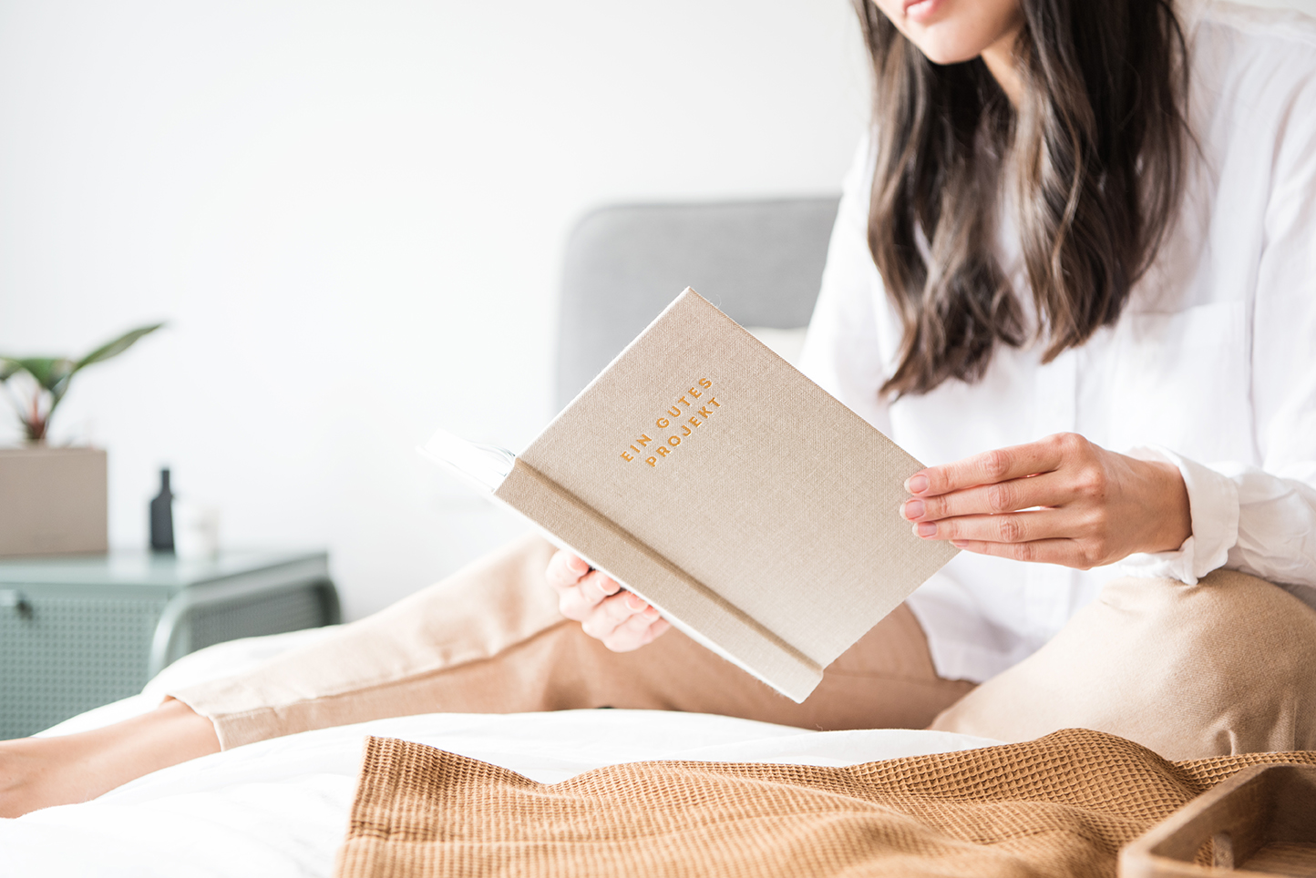 Interiorfotografie im Schlafzimmer mit natürlichen Farben im Japandi Look und Scandi