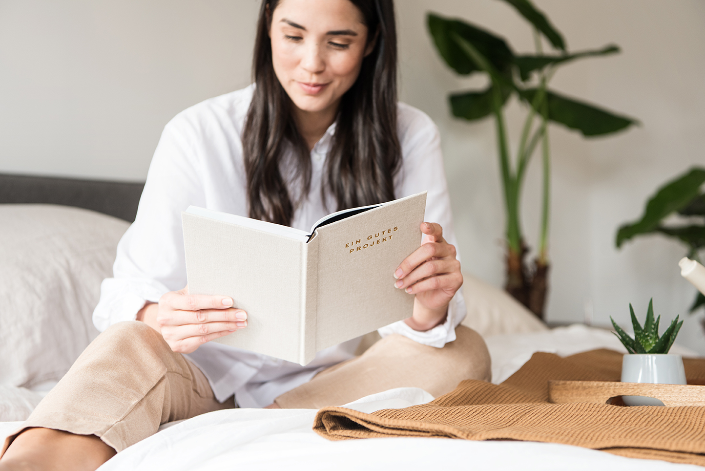 Interiorfotografie im Schlafzimmer mit natürlichen Farben im Japandi Look und Scandi