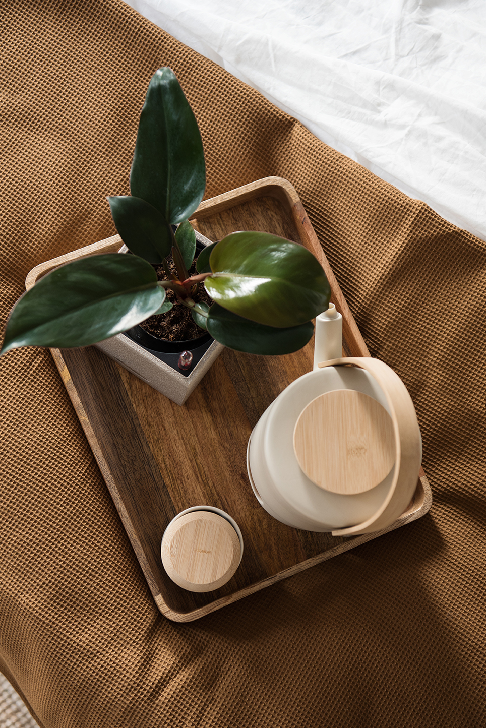 Interiorfotografie im Schlafzimmer mit natürlichen Farben im Japandi Look und Scandi