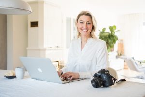 Frau am Laptop, People Lifestyle Fotografie für Social Media und Blog Content Bloggerin