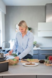 Frau in der Küche,People Lifestyle Fotografie für Social Media und Blog Content Bloggerin