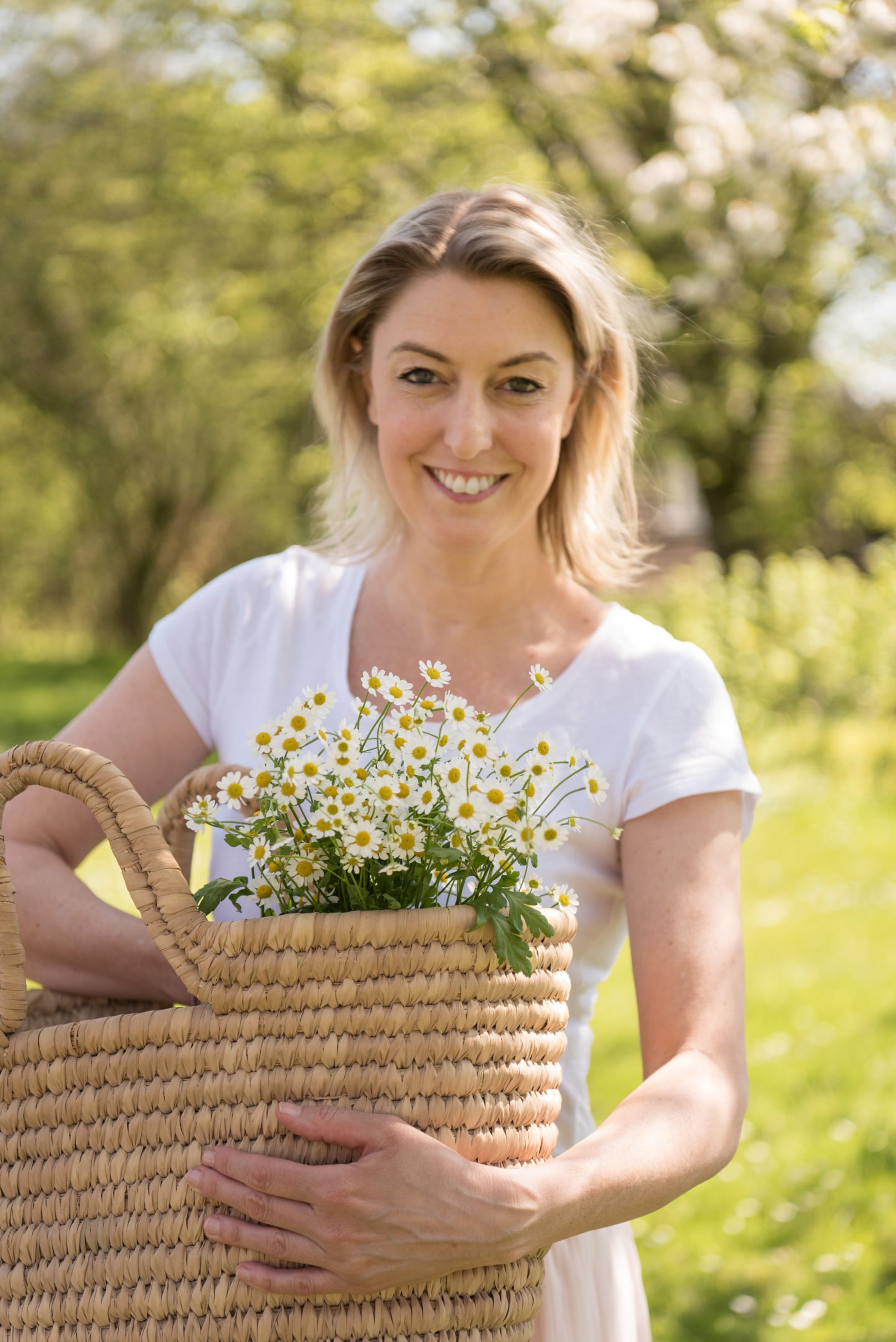 Frau hält Korb mit Blumen, People Lifestyle Fotografie für Social Media und Blog Content Bloggerin