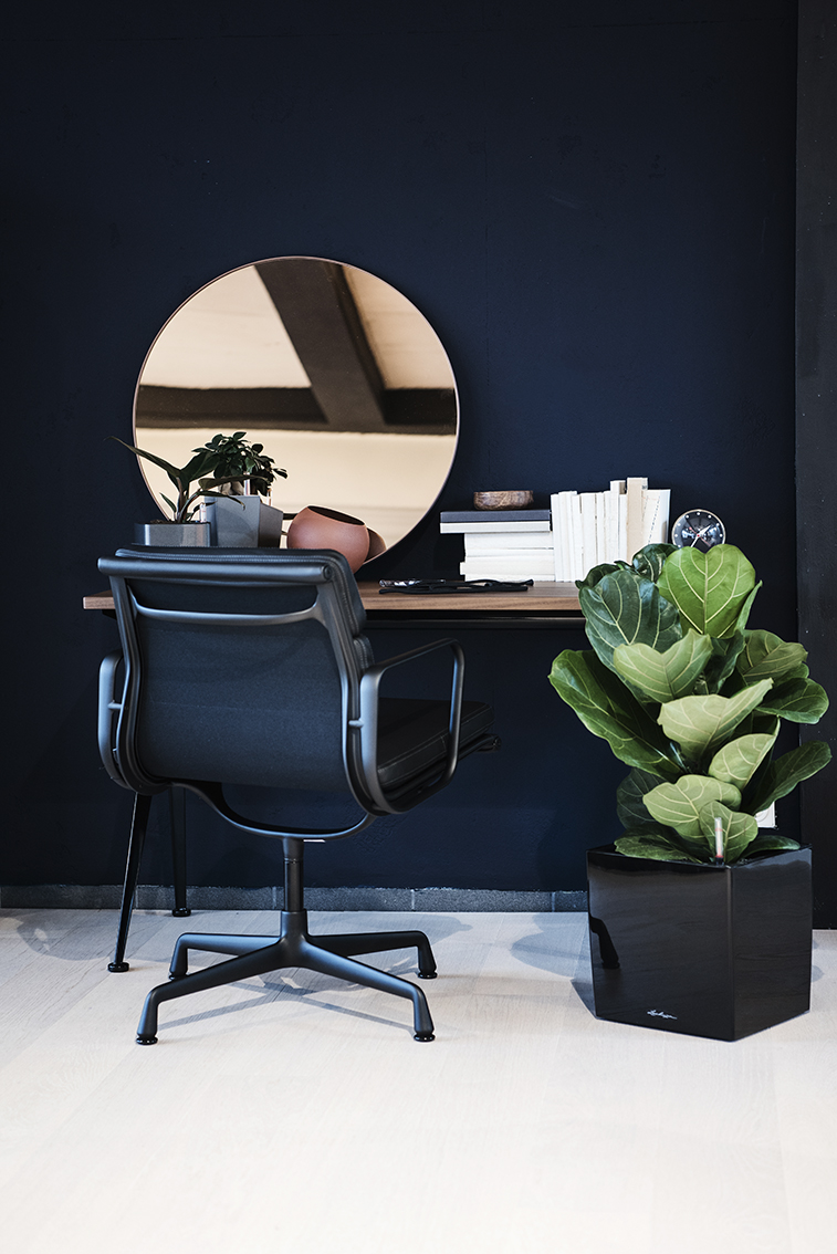 Interiorfotografie Home Office in dunkelblau mit Gold und Kupfer