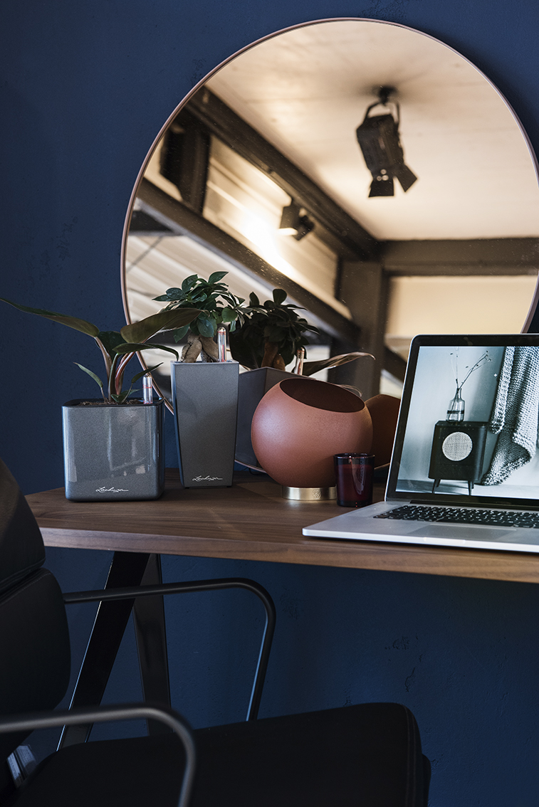 Interiorfotografie Home Office in dunkelblau mit Gold und Kupfer