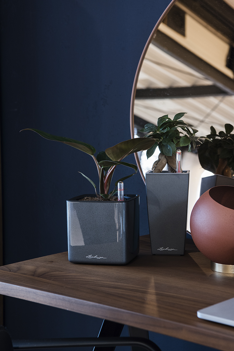 Interiorfotografie Home Office in dunkelblau mit Gold und Kupfer