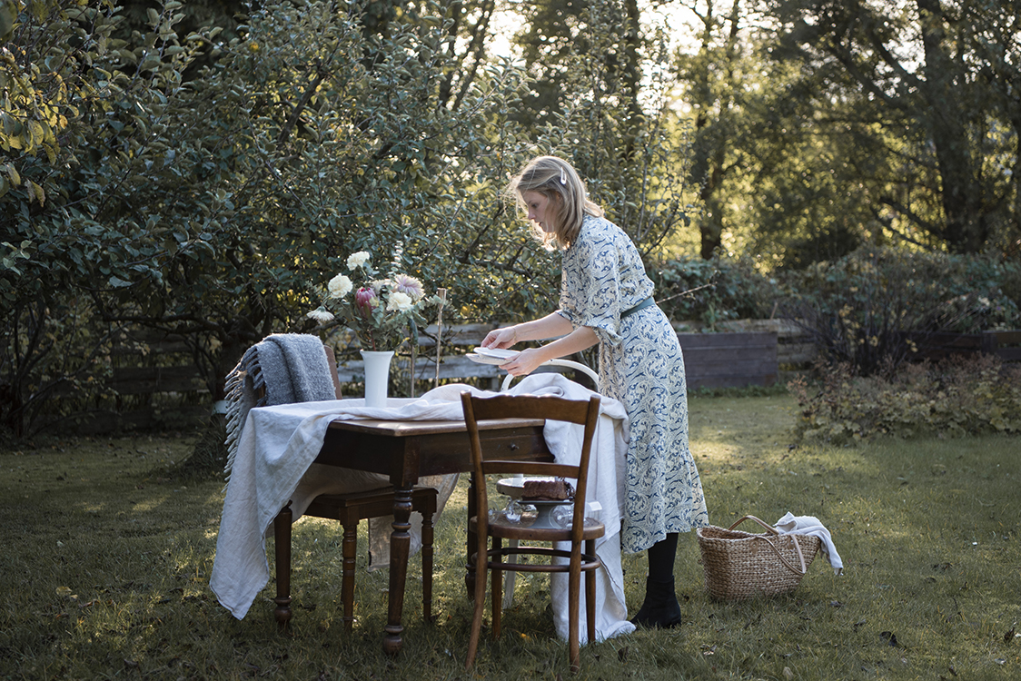 Portrait und Interiorfotografie in Hamburg Table Setting und Homeware Shooting im Garten mit herbstlichem Stilllife