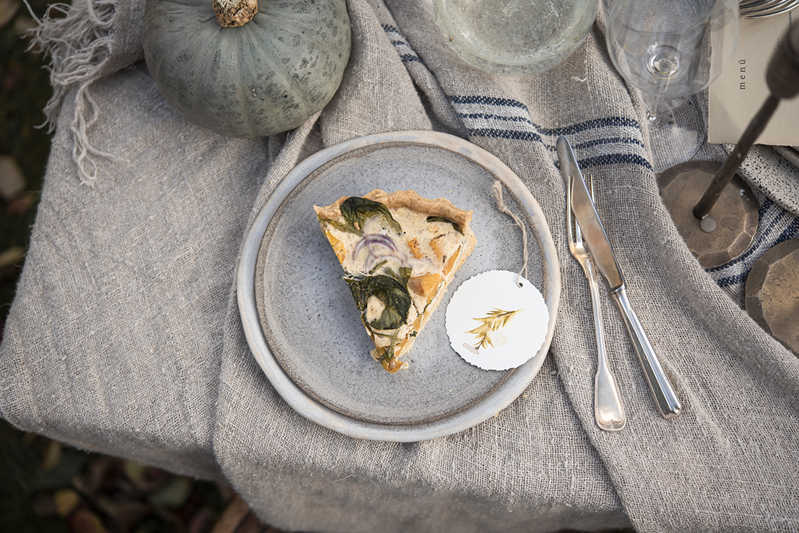 Interiorfotografie in Hamburg Table Setting und Homeware Shooting im Garten mit herbstlichem Stilllife