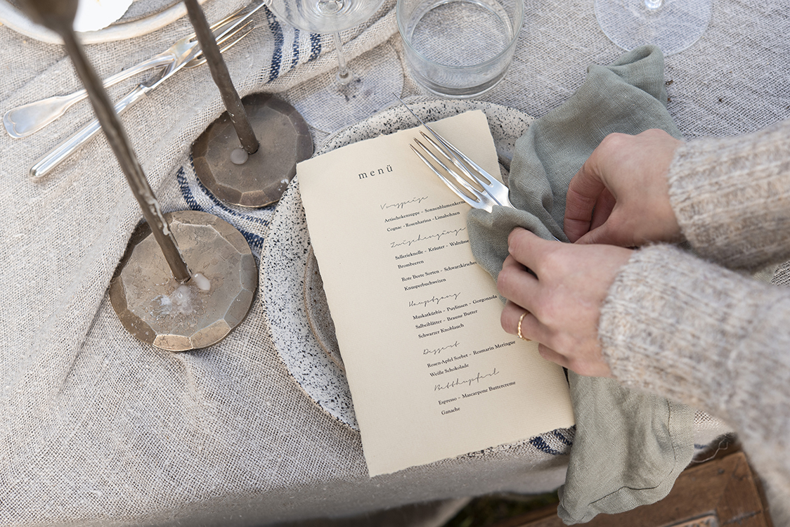Interiorfotografie in Hamburg Table Setting und Homeware Shooting im Garten mit herbstlichem Stilllife