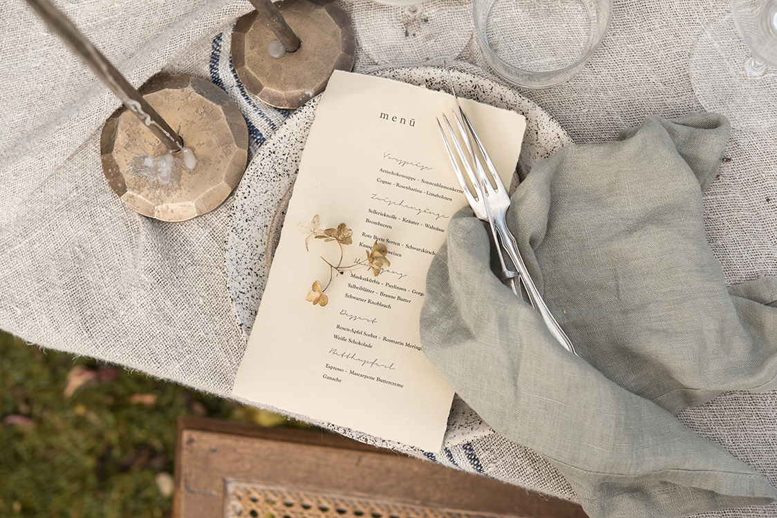 Interiorfotografie in Hamburg Table Setting und Homeware Shooting im Garten mit herbstlichem Stilllife