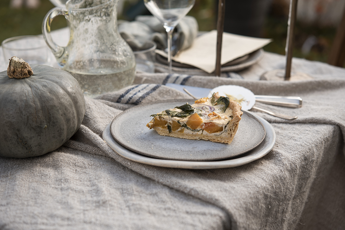 Interiorfotografie in Hamburg Table Setting und Homeware Shooting im Garten mit herbstlichem Stilllife