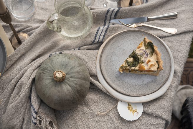 Interiorfotografie in Hamburg Table Setting und Homeware Shooting im Garten mit herbstlichem Stilllife