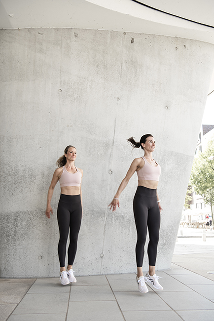 Sport und Fitnessfotografie Lifestyle Portrait in Hamburg in der Hafen City Frau macht Fitnessübungen mit Kettleball